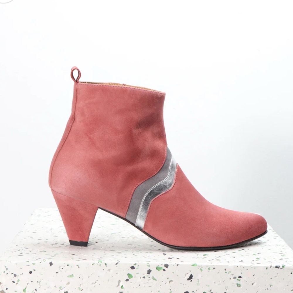 Chic Ankle Boots in Rose with Silver Detail
